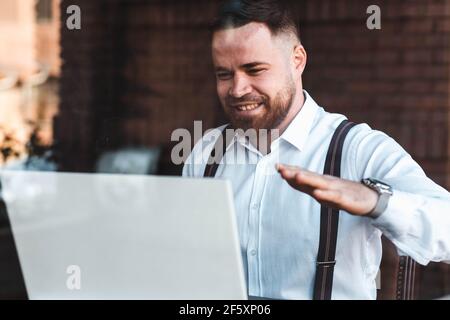 Junger Hipster Geschäftsmann mit einem Videoanruf in einem Café Stockfoto