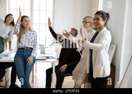 Lächelnde, vielfältige Mitarbeiter, die Teambuilding-Aktivitäten ausüben Stockfoto