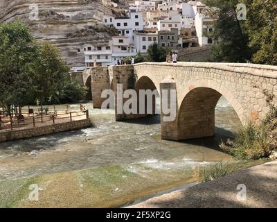 Besichtigung der Stadt Alcalá del Júcar, der Altstadt, der Höhlen, der Brücken, des Flusses und der Burg in Spanien. Anzeigen Stockfoto