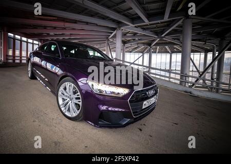 Moskau. Russland - 16. Januar 2020: Audi A7 Sportback Ultra Nova GT 1 von 111 AUF dem Parkplatz steht ein purpurfarbenes Premium-Auto. Vorderansicht Stockfoto