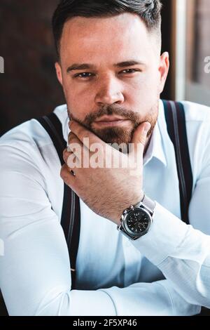 Porträt eines jungen Geschäftsmannes, selbstbewusst Stockfoto