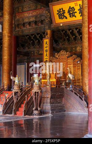 Thron in der Verbotenen Stadt in Peking, China im März 2018. Stockfoto