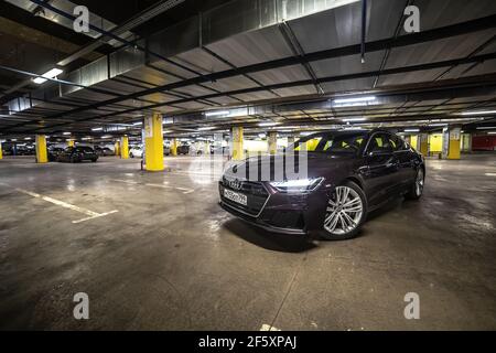 Moskau. Russland - 16. Januar 2020: Audi A7 Sportback Ultra Nova GT 1 von 111 AUF dem Parkplatz steht ein purpurfarbenes Premium-Auto. Vorderansicht Stockfoto