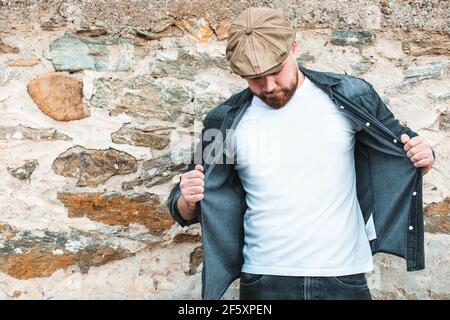 Junger Hipster-Typ mit weißem T-Shirt. Leerer Raum Stockfoto