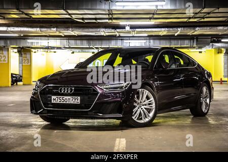Moskau. Russland - 16. Januar 2020: Audi A7 Sportback Ultra Nova GT 1 von 111 AUF dem Parkplatz steht ein purpurfarbenes Premium-Auto. Vorderansicht Stockfoto