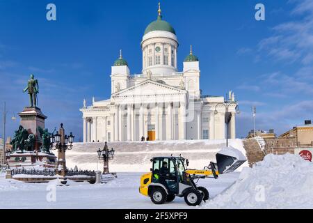 Helsinki, Finnland - 15. Januar 2021: Der Traktor räumt nach einem Schneesturm den Senatsplatz Stockfoto