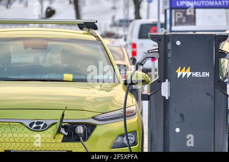 Helsinki, Finnland - 15. Januar 2021: Der elektrische Hyundai Kona lädt auf dem Parkplatz von der Helen Ladestation. Stockfoto