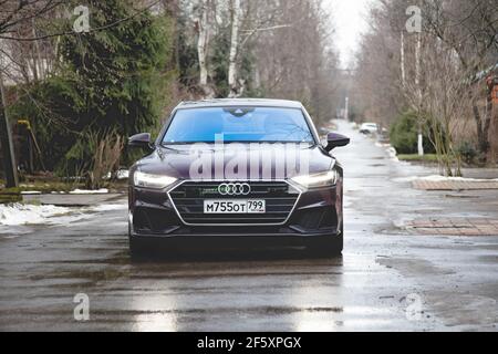 Moskau. Russland - 16. Januar 2020: Audi A7 Sportback Ultra Nova GT 1 von 111 IN der Seitenansicht der Straße STEHT EIN purpurfarbenes Premium-Fahrzeug Stockfoto