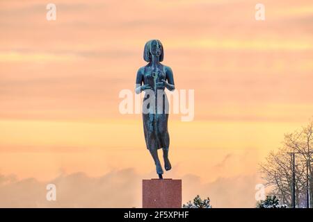 Helsinki, Finnland - 15. Januar 2021: Friedensstatue auf dem Hintergrund des Sonnenuntergangs Stockfoto