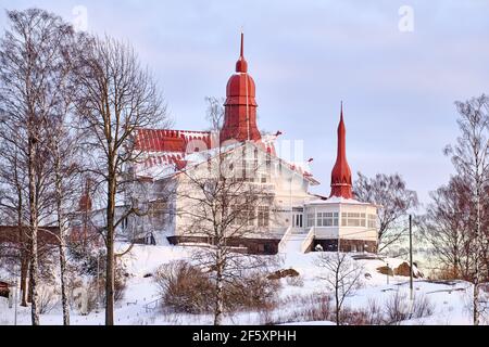 Helsinki, Finnland - 15. Januar 2021: Das alte Holzgebäude des Saaristo Restaurants am sonnigen Wintertag. Stockfoto