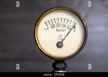 Altes altes Manometer mit Kilogramm-Kraft pro Quadratzentimeter, veraltete Druckeinheit mit metrischen Einheiten Stockfoto