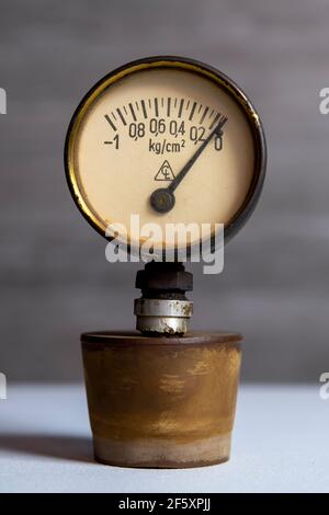 Altes altes Manometer mit Kilogramm-Kraft pro Quadratzentimeter, veraltete Druckeinheit mit metrischen Einheiten Stockfoto