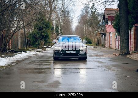Moskau. Russland - 16. Januar 2020: Audi A7 Sportback Ultra Nova GT 1 von 111 IN der Seitenansicht der Straße STEHT EIN purpurfarbenes Premium-Fahrzeug Stockfoto