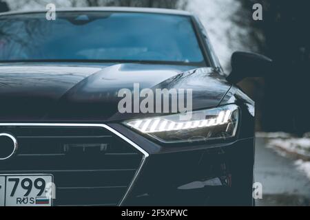 Moskau. Russland - 16. Januar 2020: Audi A7 Sportback Ultra Nova GT 1 von 111 IN der Seitenansicht der Straße STEHT EIN purpurfarbenes Premium-Fahrzeug Stockfoto