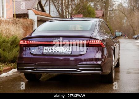 Moskau. Russland - 16. Januar 2020: Audi A7 Sportback Ultra Nova GT 1 von 111 IN der Seitenansicht der Straße STEHT EIN purpurfarbenes Premium-Auto Stockfoto