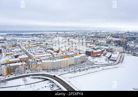 Luftaufnahme des zentralen Viertels Kruununhaka in Helsinki. Eine erstaunliche Winter Stadtlandschaft. Stockfoto