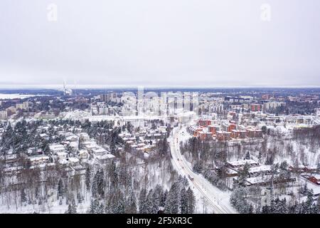 Luftaufnahme des Matinkyla-Viertels von Espoo, Finnland. Schneebedeckte Stadt im Winter. Stockfoto