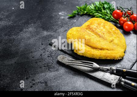 Hausgemachtes Paniertes Deutsches Weiner Schnitzel. Schwarzer Hintergrund. Draufsicht. Speicherplatz kopieren Stockfoto