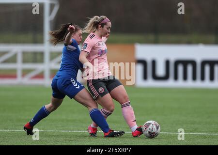 DURHAM CITY, GROSSBRITANNIEN. MÄRZ 28th: Molly SHARPE von Durham Women im Einsatz mit Ocean ROLANDSEN während des FA Women's Championship Matches zwischen dem FC Durham Women und Sheffield United am Sonntag, 28th. März 2021 im Maiden Castle, Durham City. (Kredit: Mark Fletcher, Mi News) Kredit: MI Nachrichten & Sport /Alamy Live Nachrichten Stockfoto