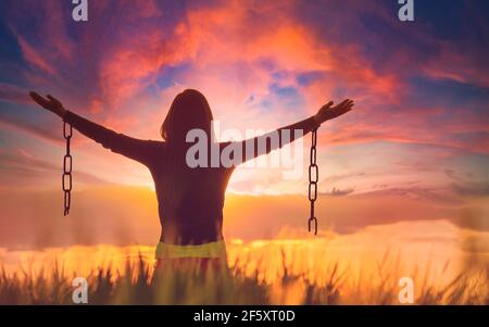 Frau in einer wunderschönen natürlichen Umgebung frei zu fühlen. Stockfoto