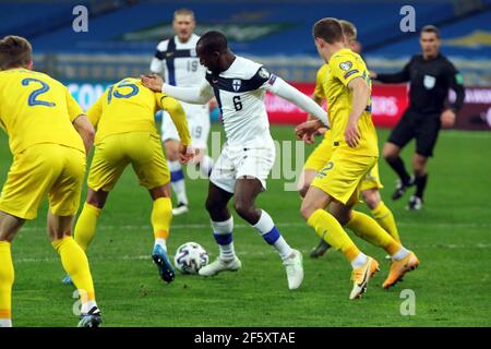 Kiew, Ukraine . März 2021, 28th. KIEW, UKRAINE - 28. MÄRZ 2021 - Mittelfeldspieler Glen Kamara (C) aus Finnland kämpft mit Oleksandr Zubkov (L) aus der Ukraine während des FIFA World Cup 2022 Qualifying Round Matchday 2 Gruppe D Spiel im NSC Olimpiyskiy, Kiew, Hauptstadt der Ukraine. Kredit: Ukrinform/Alamy Live Nachrichten Stockfoto