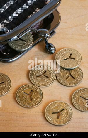 Stillleben der "kleinen Y U-Bahn-Token" in den Jahren 1950s und 1960s, New York City, USA Stockfoto