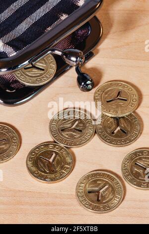 Stillleben der "kleinen Y U-Bahn-Token" in den Jahren 1950s und 1960s, New York City, USA Stockfoto