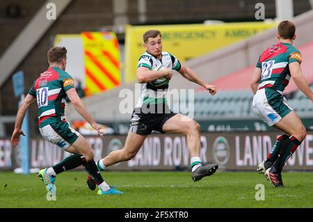 Leicester, Großbritannien. März 2021, 20th. LEICESTER, ENGLAND. 28th. MÄRZ: Ben Stevenson von Newcastle Falcons tritt gegen George Ford und Guy Porter während des Gallagher Premiership-Spiels zwischen Leicester Tigers und Newcastle Falcons in Welford Road, Leicester am Sonntag, 28th. März 2021. (Kredit: Chris Lishman, MI News) Kredit: MI Nachrichten & Sport /Alamy Live Nachrichten Stockfoto