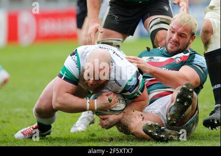 Leicester, Großbritannien. März 2021, 20th. LEICESTER, ENGLAND. MÄRZ 28th: Kyle Cooper von Newcastle Falcons wird von Ellis Genge während des Gallagher Premiership-Spiels zwischen Leicester Tigers und Newcastle Falcons in Welford Road, Leicester am Sonntag, 28th. März 2021, angegangen. (Kredit: Chris Lishman, MI News) Kredit: MI Nachrichten & Sport /Alamy Live Nachrichten Stockfoto