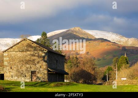 Steinscheune und schneebedeckte Berge, Ambleside, Lake District, Cumbria Stockfoto