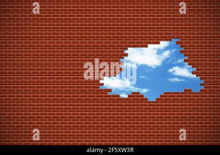 Abstrakt von blauem Himmel mit Wolken in einem Loch in einer Ziegelmauer. Horizontal. Stockfoto