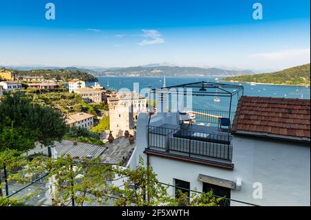 Porto Venere, Ligurien, Italien. Juni 2020. Seascape vom Hügel des Dorfes: Hinter den Terrassen der Häuser eine herrliche Aussicht auf die Bucht crosse Stockfoto