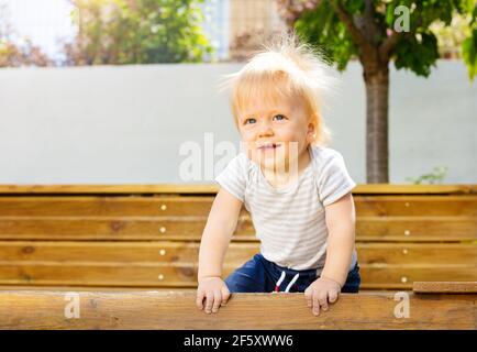 Portrait im Park des blonden Kleinkindes kleinen Jungen Stockfoto