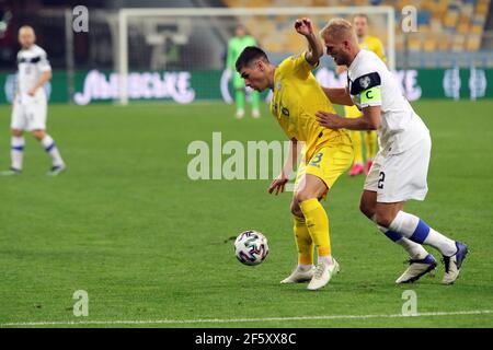 Kiew, Ukraine . März 2021, 28th. KIEW, UKRAINE - 28. MÄRZ 2021 - Mittelfeldspieler Ruslan Malinovskyi (L) aus der Ukraine und Verteidiger Paulus Arajuuri aus Finnland sind während des FIFA World Cup 2022 Qualifying Round Matchday 2 Gruppe D Spiel in der NSC Olimpiyskiy, Kiew, Hauptstadt der Ukraine in Aktion gesehen. Kredit: Ukrinform/Alamy Live Nachrichten Stockfoto