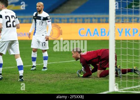 Kiew, Ukraine . März 2021, 28th. KIEW, UKRAINE - 28. MÄRZ 2021 - Torhüter Jesse Joronen aus Finnland macht beim 2022 Qualifying Round Matchday 2 Gruppe D Spiel gegen die Ukraine beim NSC Olimpiyskiy, Kiew, Hauptstadt der Ukraine, ein Spare. Kredit: Ukrinform/Alamy Live Nachrichten Stockfoto