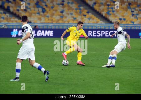 Kiew, Ukraine . März 2021, 28th. KIEW, UKRAINE - 28. MÄRZ 2021 - Verteidiger Illia Zabarnyi (C) der Ukraine kontrolliert den Ball während des FIFA World Cup 2022 Qualifying Round Matchday 2 Gruppe D Spiel gegen Finnland bei der NSC Olimpiyskiy, Kiew, Hauptstadt der Ukraine. Kredit: Ukrinform/Alamy Live Nachrichten Stockfoto