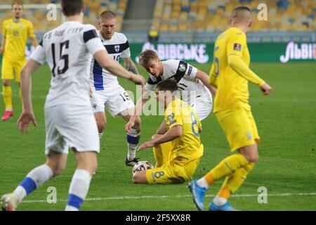 Kiew, Ukraine . März 2021, 28th. KIEW, UKRAINE - 28. MÄRZ 2021 - Mittelfeldspieler Ruslan Malinovskyi (C) aus der Ukraine hat sich während des FIFA World Cup 2022 Qualifying Round Matchday 2 Gruppe D Spiel gegen Finnland beim NSC Olimpiyskiy, Kiew, Hauptstadt der Ukraine, verletzt. Kredit: Ukrinform/Alamy Live Nachrichten Stockfoto
