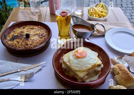 Francesinha ist ein typisches Gericht aus der Region Porto in Portugal. Stockfoto
