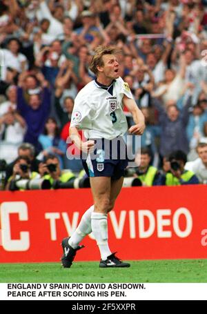 Stuart Pearce feiert, nachdem er seine Strafe als England-Sieg erzielt hat Ihr Viertelfinalspiel 4-2 auf Strafen gegen Spanien in Die Fußball-Europameisterschaft 1996 Stockfoto