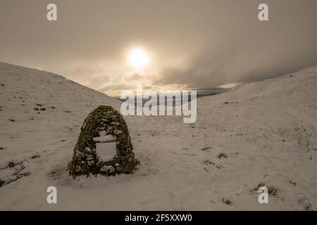 Auf dem Weg nach Hart fiel von Devil's Beef Tub, Moffat, schneebedeckten Hügeln, Dumfries und Galloway, SW Schottland. Stockfoto