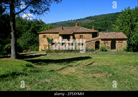Klassisches Casa Colonica Bauernhaus in den toskanischen Hügeln des Valdarno in der Nähe von Pergine, Italien Stockfoto