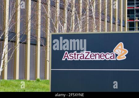 Baar, Zug, Schweiz - 28th. März 2021 : Blick auf den neuen Hauptsitz von AstraZeneca Swiss in Baar. AstraZeneca ist ein britisch-schwedisches Pharmaunternehmen Stockfoto