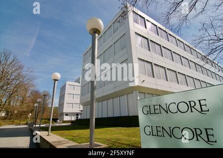 Zug, Schweiz - 26th. Februar 2021 : Firmenzentrale Glencore in Zug, Schweiz. Glencore ist einer der größten Rohstoffmärkte Stockfoto