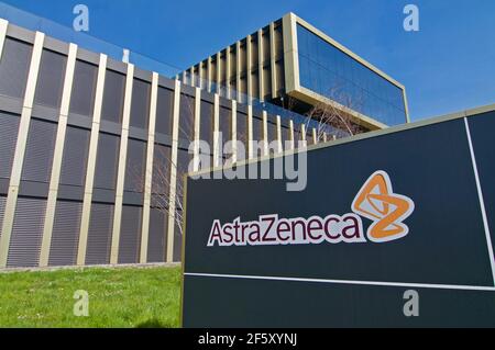 Baar, Zug, Schweiz - 28th. März 2021 : Blick auf den neuen Hauptsitz von AstraZeneca Swiss in Baar. AstraZeneca ist ein britisch-schwedisches Pharmaunternehmen Stockfoto