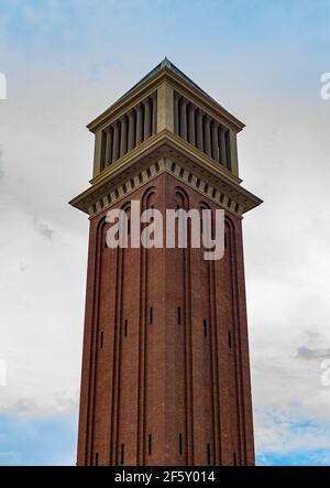 Ein Bild von einem der beiden venezianischen Türme (Torres Venecianes) von Barcelona. Stockfoto