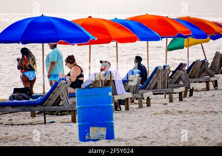 Touristen und Familien entspannen sich am Biloxi Beach, 27. März 2021, in Biloxi, Mississippi. Viele amerikanische Schulen und Universitäten haben die Frühlingsferien abgesagt. Stockfoto