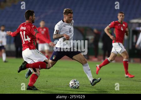 Sofia, Bulgarien - 27. März 2021: Bulgariens Daniel Dimov (L) im Einsatz mit Italiens Ciro immobile (C) während des FIFA World Cup 2022 Qualifying Soccer match zwischen Bulgarien und Italien. Stockfoto