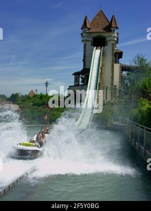 Erlebnispark Tripsdrill bei Cleebronn im Zabergäu: Fahrt mit Badewanne, Kreis Heilbronn, Baden-Württemberg, Deutschland Stockfoto