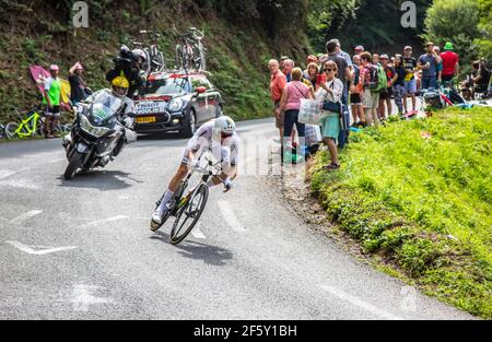 Espelette, Frankreich - Juli 28,2018: Der Niederländer Tom Dumoulin vom Team Sunweb fährt während der Einzelfahrt gegen die Uhr 20th Etappe der Tour de Stockfoto