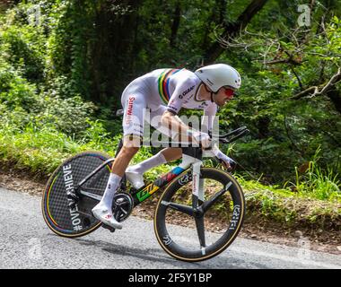 Espelette, Frankreich - Juli 28,2018: Der Niederländer Tom Dumoulin vom Team Sunweb fährt während der Einzelfahrt gegen die Uhr 20th Etappe der Tour de Stockfoto